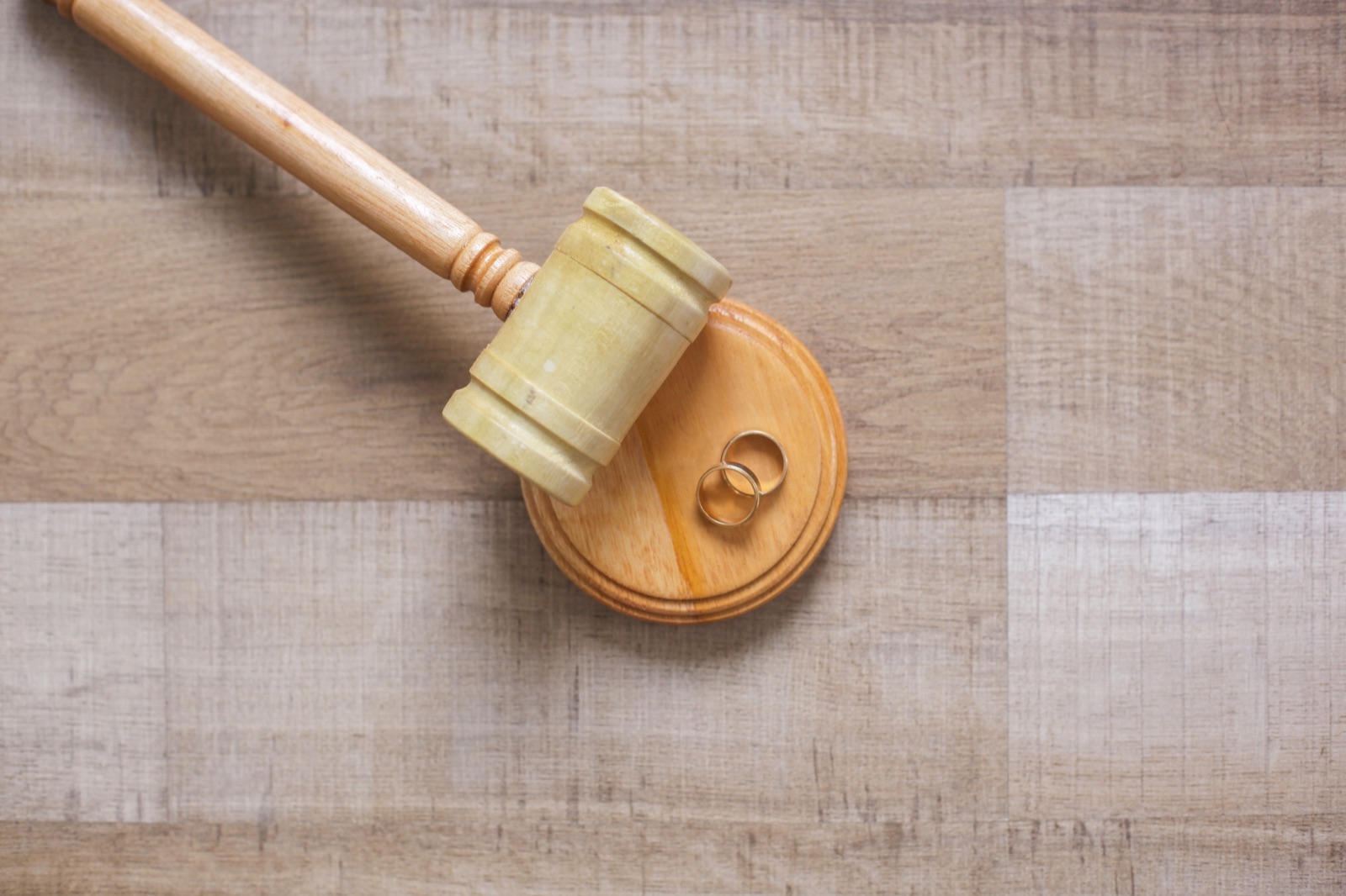 contested divorce gavel
