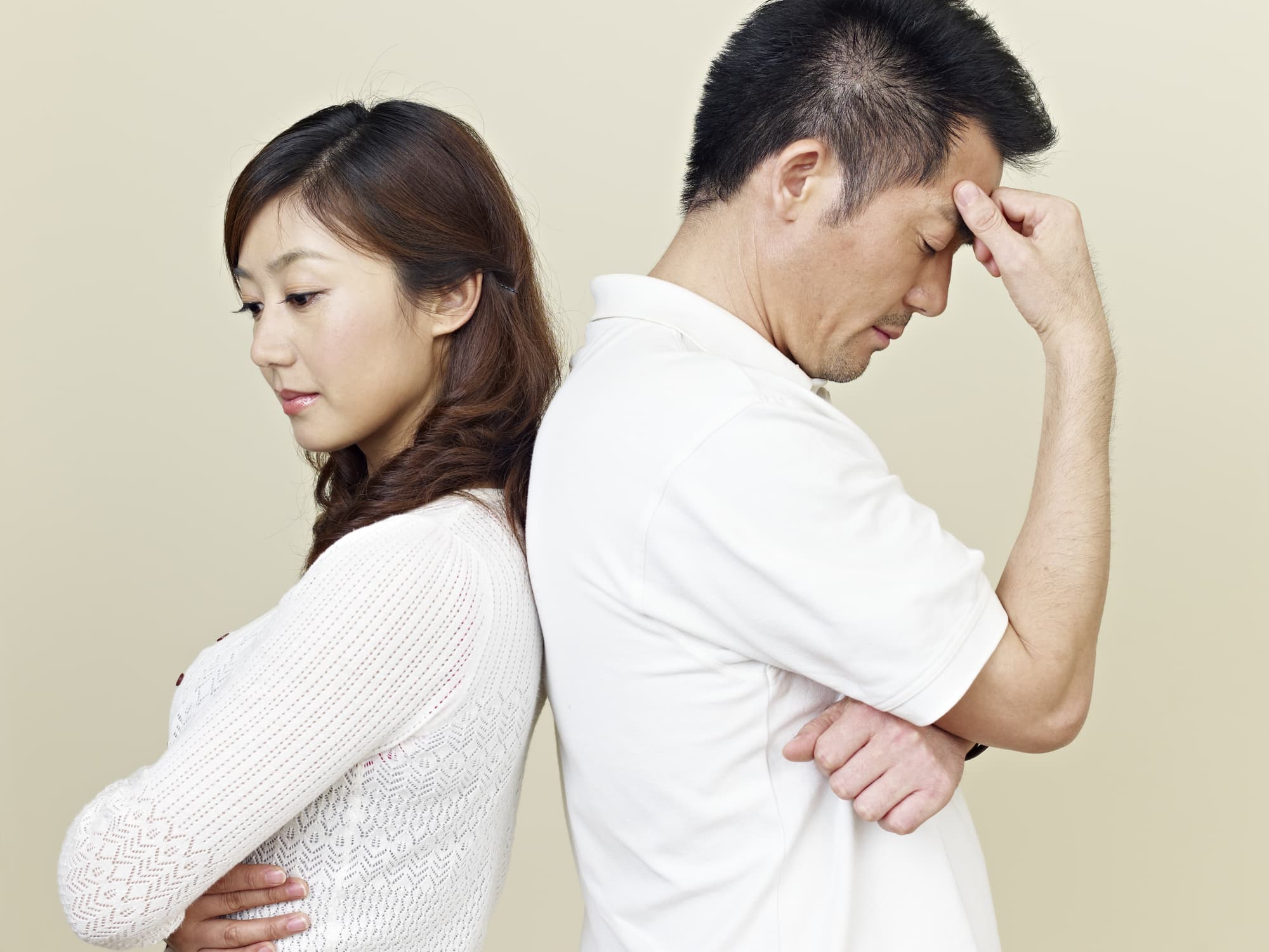 Японскую жену перед мужем. Японцы ругаются. Развод в Китае. Китайская пара ссорится. Развод у японцев.